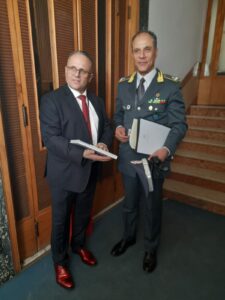 Rektor Juliusz Piwowarski i Dowódca Jednostki Specjalnej Policji Finansowej Vito Giordano Apeiron
